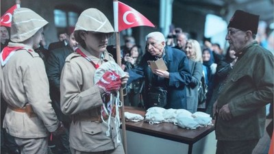 Balıkesir Cumhuriyet Meydanı'nda Çanakkale Savaşını Canlandıran Fotoğraf Sergisi Açıldı
