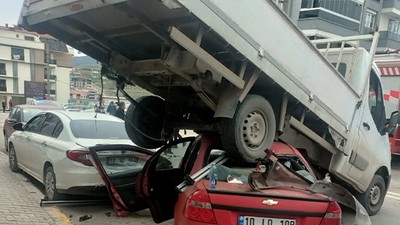 Balıkesir'de Otomobil Park Halindeki Kamyonetin Altına Girdi