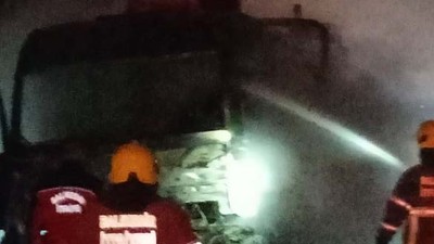 Balıkesir'de Tır Yangını: Ekipler Hızlı Müdahale Etti
