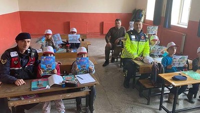 Bigadiç Jandarması'ndan Öğrencilere Kitap Desteği