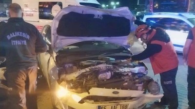 Edremit'te Kamyonet İle Otomobil Çarpıştı, 1 Yaralı