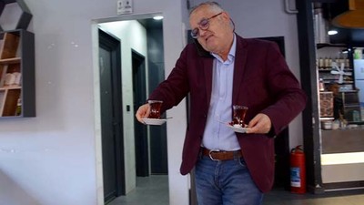 Prof. Dr. Gökdeniz, İki Elinde Çay Bardağıyla Görüntülendi