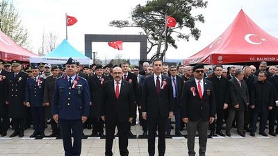 Vali Ustaoğlu,18 Mart Şehitleri Anma Günü Programına Katıldı