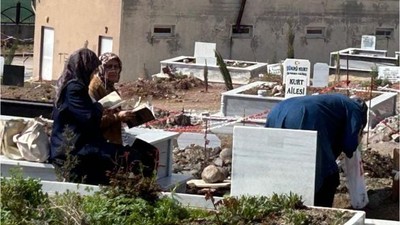 Balıkesir'de Arefe Günü Mezarlıklara Ziyaretçi Akını
