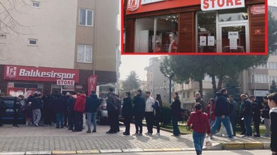 Balıkesirspor Store Önünde Kuyruk!