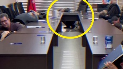 Başkan ve Üyeleri O Sesi Duyunca Masanın Altına Girdi