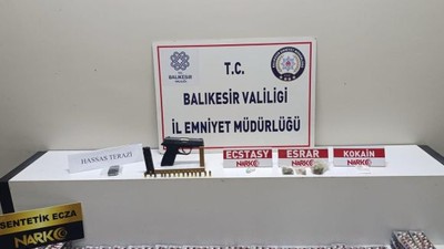 Edremitte silah ve uyuşturucular ele geçti