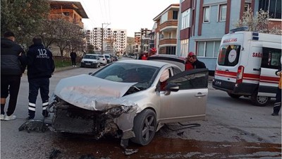 Balıkesir'de Minibüs İle Otomobil Çarpıştı: 6 Yaralı