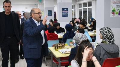 Vali Ustaoğlu Öğrencilerle İftar Sofrasında Buluştu