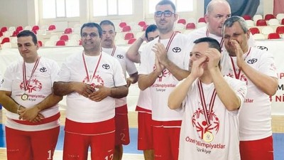 "Engelleri Aştılar, Altın Madalya ile Döndüler!"