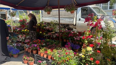 Balıkesir Pazarı çiçek kokularıyla geziliyor