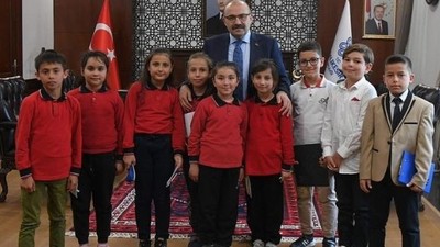 Vali İsmail Ustaoğlu Öğrencilerle Bir Arada