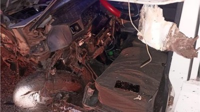 Araç Bariyerlere Çarptı Sürücü Sıkıştı!