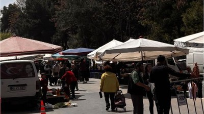Cumartesi Pazarı Kalabalık
