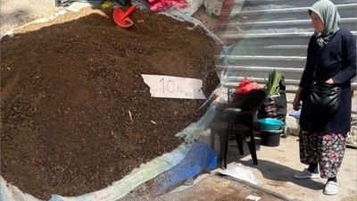 Betonun Ortasında Bir Çuval Toprak