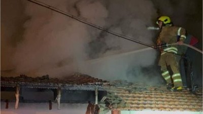 Gönen’de Gece Saatlerinde Yangın: İki Ev ve Bir Araç Zarar Gördü