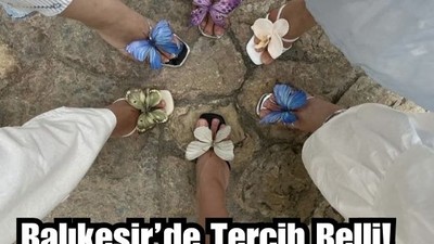Balıkesir'de Çiçekli Sandaletler Gençlerin Gözdesi