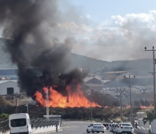Bandırma OSB'de Korkutan Yangın!  Balıkesir’in Bandırma ilçesinde Organize Sanayi Bölgesi'nde bulunan boş bir alandaki ahşap paletlerde çıkan yangın, itfaiyenin hızlı müdahalesiyle çevre fabrikalara sıçramadan kontrol altına alındı. Henüz belirlenemeyen bir sebeple başlayan yangın, rüzgarın da etkisiyle kısa sürede büyüyerek çevrede tedirginliğe yol açtı. Alevleri fark eden vatandaşların ihbarı üzerine Bandırma İtfaiye Grup Amirliği ekipleri olay yerine yönlendirildi. Ekiplerin zamanında müdahalesiyle yangının çevredeki sanayi kuruluşlarına ulaşması engellendi. Yangının tamamen kontrol altına alınmasının ardından soğutma çalışmaları başlatıldı.  