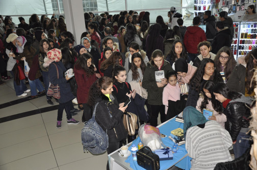 GENÇ KİTAPSEVERLER İMZA GÜNÜNDE - 1. resim