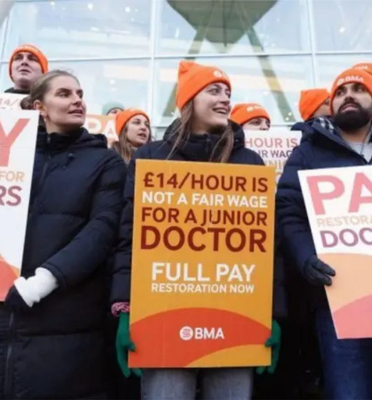 İngiltere’de doktorlardan 6 günlük iş bırakma eylemi