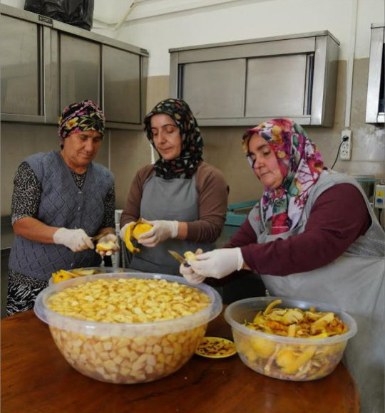 Ayvalık’ta Kadın Emeği Ekonomiye Dönüşüyor: Kooperatif 100 Kadına İstihdam Sağlıyor