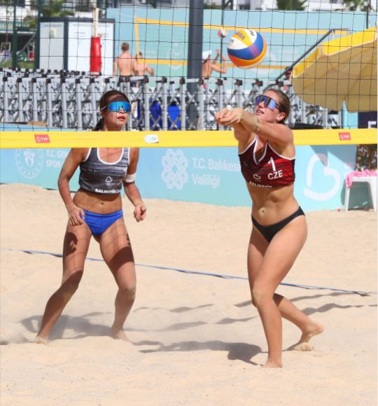 Plaj Voleybolu Sarımsaklı'da Başlıyor!