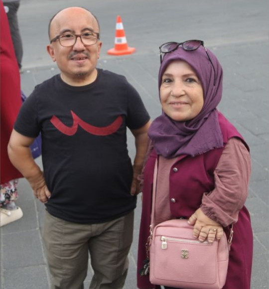 Boyları Kısa, Gönülleri Bir: Balıkesirli İdris ile Erzurumlu Şükran'ın Gülümseten Karesi