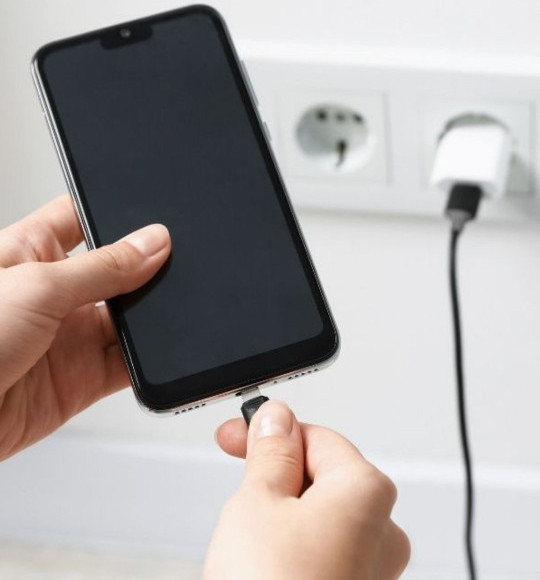 Telefon kullanıcılarına kritik yaz uyarısı: Dolduğu an fişten çekin!
