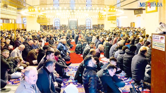 Balıkesir'de 06:55'te kılınan Bayram namazı Zağnospaşa Camiinden bir görüntü 21.04.2023