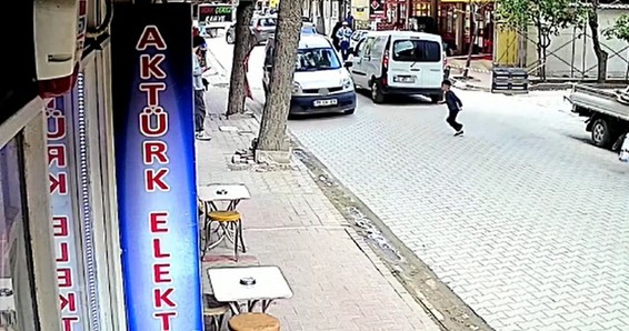 Balıkesir'de Ramazan Bayramında üzücü haber 7 yaşındaki çocuğun araç altında kalması oldu .Çocuğun boynu ve ayağında kırıklar var.