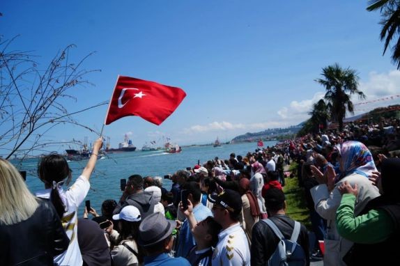 Gemilerin tören geçişi binlerce kişi tarafından ilgiyle izlendi