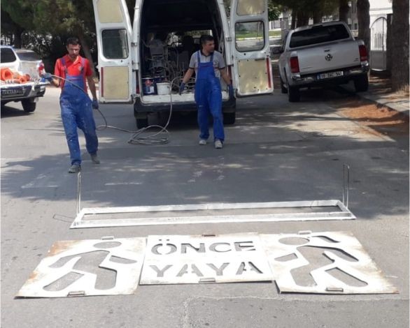 Karesi’de Okul Önlerindeki Yaya Çizgileri Yenileniyor