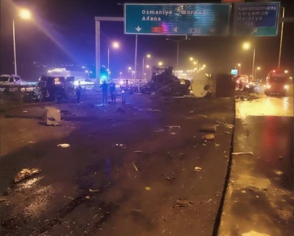 freni patlayan tır dehşet saçtı: 3 ölü, 11 yaralı