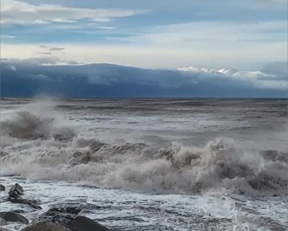 Kastamonu'da dalgalar sahili dövdü, tekneler limana sığındı