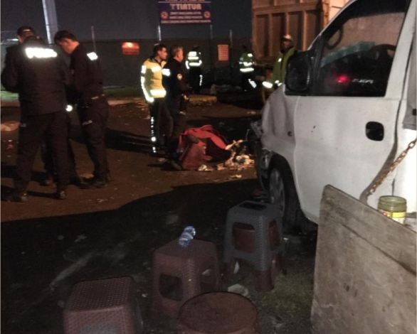 kaza2Tır, köfte yiyen müşterilerin arasına daldı