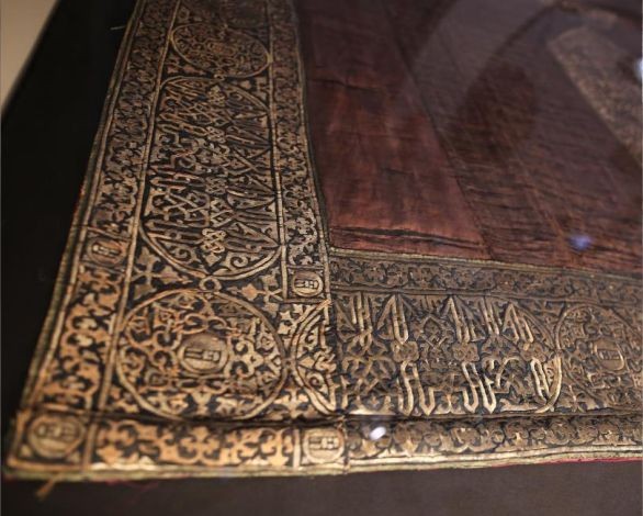 Ulu Cami'deki Kabe örtüsünün altın püskülleri kayıp