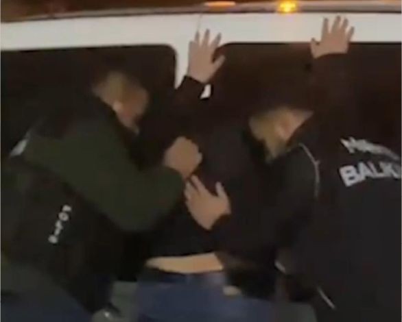 Tost makinesini ve süpürgeyi açan polis şok oldu