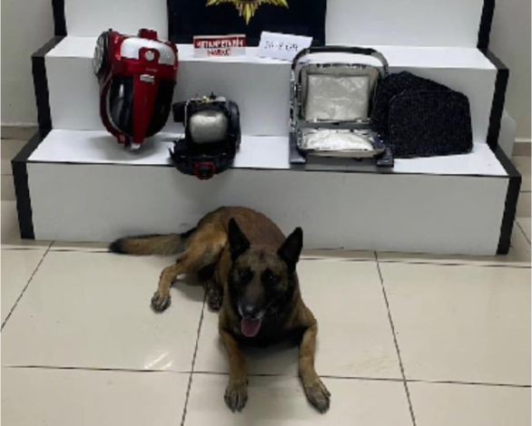 Tost makinesini ve süpürgeyi açan polis şok oldu
