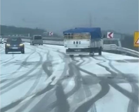 Yollar buz tuttu, araçlar yolda kaldı
