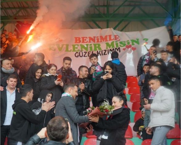 Binlerce kişinin içinde evlilik teklifi yaptı