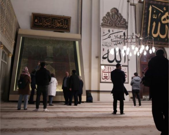Ulu Cami'deki Kabe örtüsünün altın püskülleri kayıp