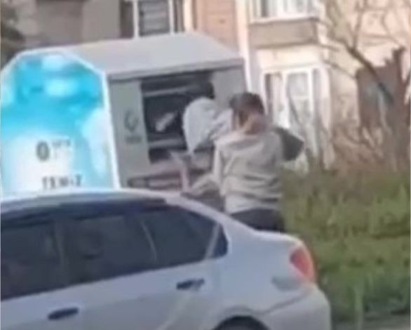 Giysi kumbarasından çocuk çıktı