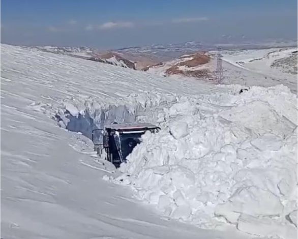 Yüksekova’da 5 metrelik kar tüneli oluştu
