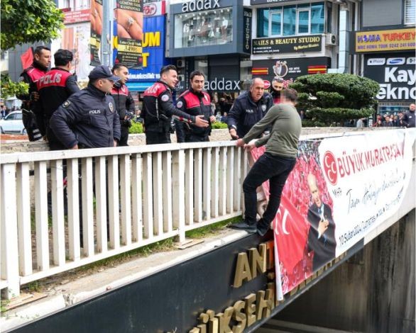 Polisten hayat kurtaran el