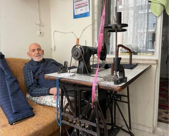 70 yıllık mesleğine evinin balkonundan devam ediyor
