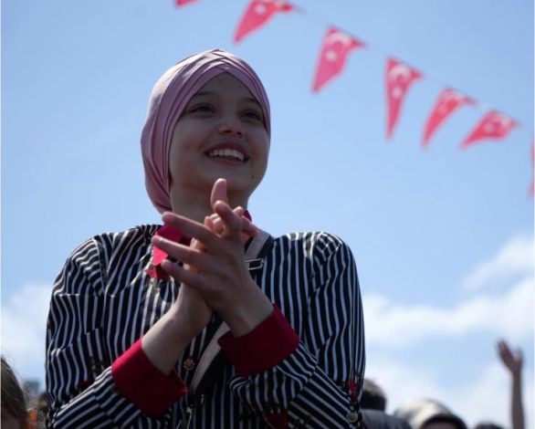 Gemilerin tören geçişi binlerce kişi tarafından ilgiyle izlendi