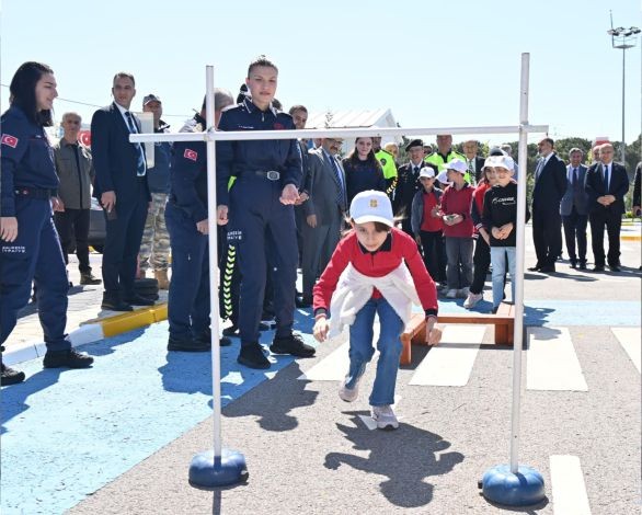 Trafik Haftası’nda çocuklar eğlenirken öğrendiler