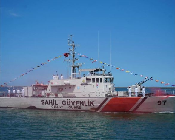 Gemilerin tören geçişi binlerce kişi tarafından ilgiyle izlendi