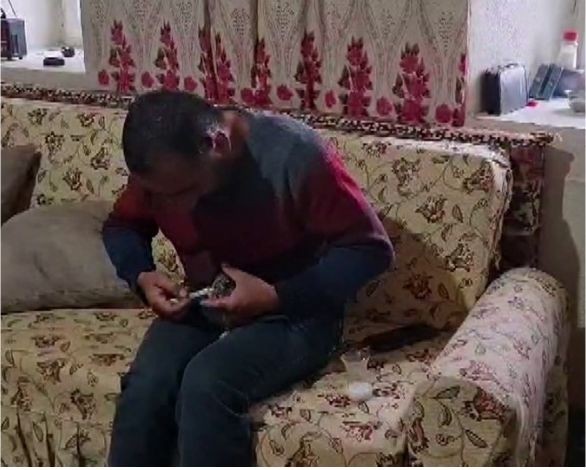 Ormanda bulduğu yavru tavşanı şırıngayla besliyor