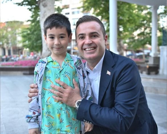 Başkan Akın’a bayram hediyesi olarak altın taktılar